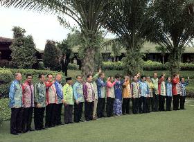 APEC leaders line up for group photo